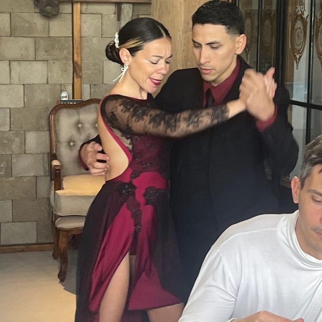 Celebración y música en vivo en Finca Caballo Blanco