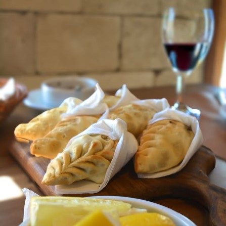 Empanadas maridaje con vino malbec Finca Caballo Blanco